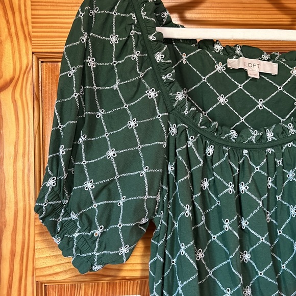 Cute and flattering LOFT blouse, deep green - Picture 3 of 5